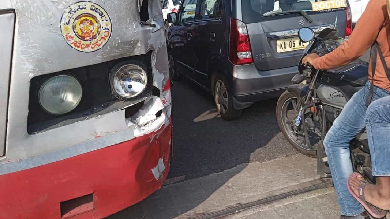 ಬೆಂಗಳೂರು-ಮೈಸೂರು ಎಕ್ಸ್ಪ್ರೆಸ್ವೇಯಲ್ಲಿ ಮತ್ತೊಂದು ಅಪಘಾತ; ಟೋಲ್ ತಪ್ಪಿಸಲು ಹೋಗಿ ಬೈಕ್ ಸವಾರನ ಬಲಿ ಪಡೆದ KSRTC ಬಸ್ ಬೆಂಗಳೂರು-ಮೈಸೂರು ಎಕ್ಸ್ಪ್ರೆಸ್ವೇಯಲ್ಲಿ ಮತ್ತೊಂದು ಅಪಘಾತ; ಟೋಲ್ ತಪ್ಪಿಸಲು ಹೋಗಿ ಬೈಕ್ ಸವಾರನ ಬಲಿ ಪಡೆದ KSRTC ಬಸ್