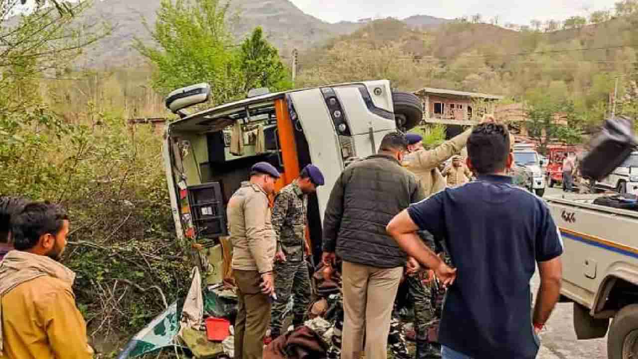 Pulwama Bus Accident: ಪುಲ್ವಾಮಾದಲ್ಲಿ ಬಸ್​ ಪಲ್ಟಿಯಾಗಿ 4 ಮಂದಿ ಸಾವು, 28 ಜನರಿಗೆ ಗಾಯ