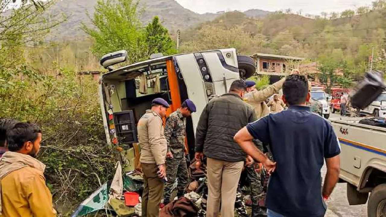 Pulwama Bus Accident: ಪುಲ್ವಾಮಾದಲ್ಲಿ ಬಸ್ ಪಲ್ಟಿಯಾಗಿ 4 ಮಂದಿ ಸಾವು, 28 ಜನರಿಗೆ ಗಾಯ Pulwama Bus Accident: ಪುಲ್ವಾಮಾದಲ್ಲಿ ಬಸ್ ಪಲ್ಟಿಯಾಗಿ 4 ಮಂದಿ ಸಾವು, 28 ಜನರಿಗೆ ಗಾಯ