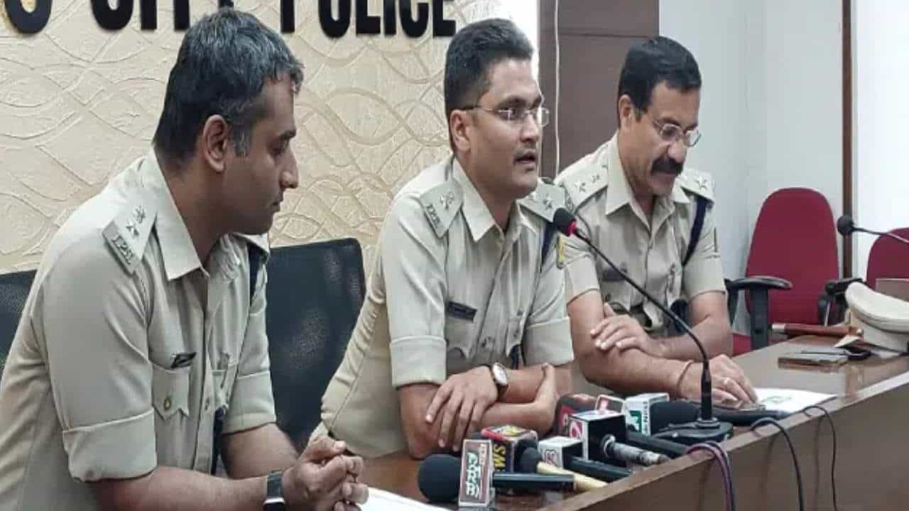Mangaluru News: ಕಳ್ಳತನವಾಗಿದ್ದ 124 ಪೈಕಿ 39 ಮೊಬೈಲ್ಗಳು CEIR ಪೋರ್ಟಲ್ ಮೂಲಕ ಪತ್ತೆ, ಮಾಲೀಕರಿಗೆ ವಾಪಸ್ Mangaluru News: ಕಳ್ಳತನವಾಗಿದ್ದ 124 ಪೈಕಿ 39 ಮೊಬೈಲ್ಗಳು CEIR ಪೋರ್ಟಲ್ ಮೂಲಕ ಪತ್ತೆ, ಮಾಲೀಕರಿಗೆ ವಾಪಸ್