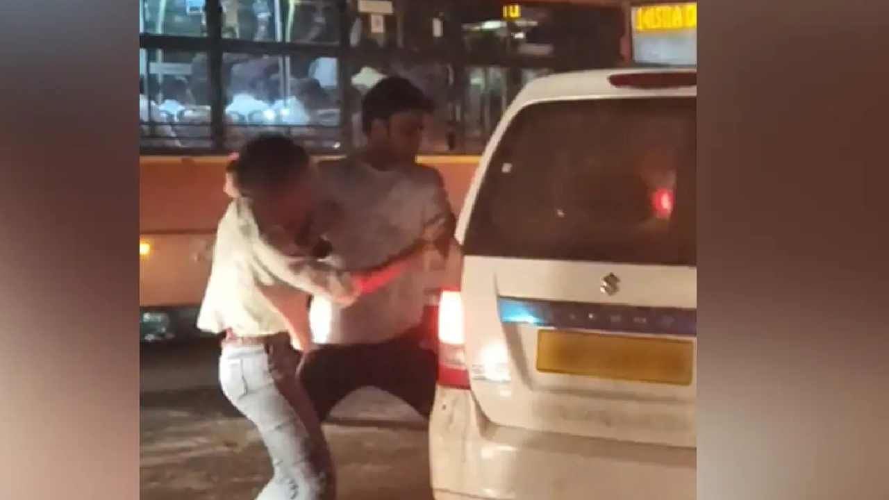 Delhi: ನಡುರಸ್ತೆಯಲ್ಲಿ ಯುವತಿಯನ್ನು ಥಳಿಸಿ, ಬಲವಂತವಾಗಿ ಕ್ಯಾಬ್ಗೆ ಹತ್ತಿಸಿದ ವ್ಯಕ್ತಿಯ ವಿಡಿಯೋ ವೈರಲ್
