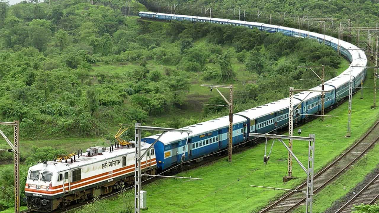Largest Green Railway: ಶೇ 100 ವಿದ್ಯುದೀಕರಣಗೊಂಡು ಗಮನಾರ್ಹ ಮೈಲಿಗಲ್ಲು ಸಾಧಿಸಿದ ಕೇಂದ್ರ ರೈಲ್ವೆ; ಪ್ರಧಾನಿ ಮೋದಿ ಶ್ಲಾಘನೆ Largest Green Railway: ಶೇ 100 ವಿದ್ಯುದೀಕರಣಗೊಂಡು ಗಮನಾರ್ಹ ಮೈಲಿಗಲ್ಲು ಸಾಧಿಸಿದ ಕೇಂದ್ರ ರೈಲ್ವೆ; ಪ್ರಧಾನಿ ಮೋದಿ ಶ್ಲಾಘನೆ