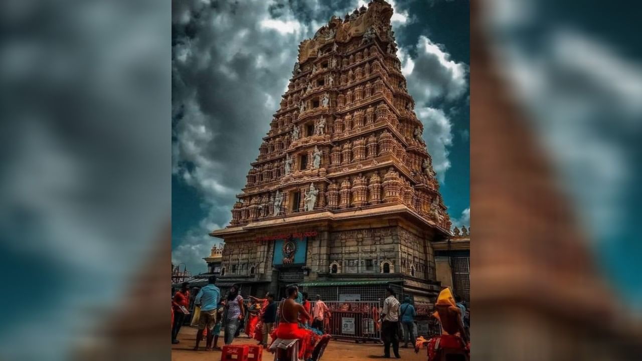 ಶ್ರೀ ಚಾಮುಂಡೇಶ್ವರಿ ದೇವಸ್ಥಾನ (ಮೈಸೂರು): ಈ ದೇವಾಲಯವು ಮೈಸೂರಿನ ಪೂರ್ವದ ಅಂಚಿನಲ್ಲಿರುವ ಚಾಮುಂಡಿ ಬೆಟ್ಟದ ಮೇಲೆ 1000 ಅಡಿ ಎತ್ತರದಲ್ಲಿದೆ. ದುರ್ಗಾ ದೇವಿಯು ಇಲ್ಲಿ 'ಚಾಮುಂಡಿ' ರೂಪದಲ್ಲಿ ಪೂಜಿಸುವ ದೇವತೆಯಾಗಿದ್ದು, 'ಶಕ್ತಿ'ಯ ಉಗ್ರ ರೂಪ. ಅವಳು ರಾಕ್ಷಸ ಮಹಿಷಾಸುರನ ಸಂಹಾರಕಿ. (ಚಿತ್ರ: Vertigo_Warrior/Twitter)