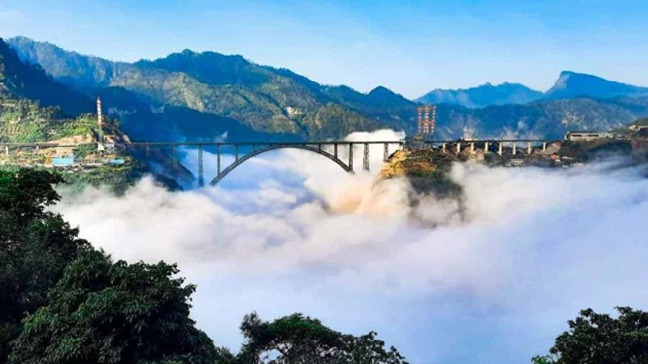 Chenab Rail Bridge: ಚೆನಾಬ್ ನದಿಯ ಮೇಲೆ ನಿರ್ಮಿಸಲಾದ ವಿಶ್ವದ ಅತಿ ಎತ್ತರದ ರೈಲ್ವೆ ಸೇತುವೆ ಶೀಘ್ರದಲ್ಲೇ ಕಾರ್ಯಾರಂಭ Chenab Rail Bridge: ಚೆನಾಬ್ ನದಿಯ ಮೇಲೆ ನಿರ್ಮಿಸಲಾದ ವಿಶ್ವದ ಅತಿ ಎತ್ತರದ ರೈಲ್ವೆ ಸೇತುವೆ ಶೀಘ್ರದಲ್ಲೇ ಕಾರ್ಯಾರಂಭ