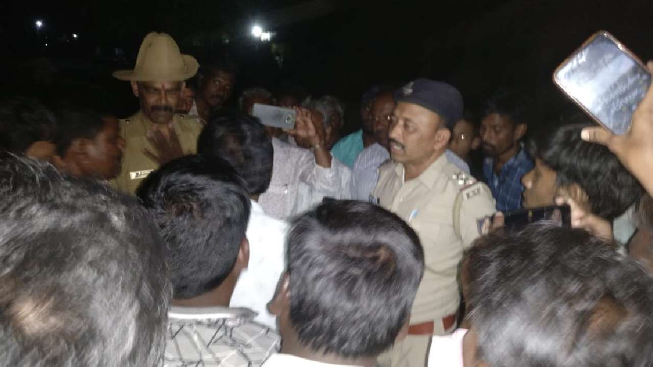 ಚಿಕ್ಕಬಳ್ಳಾಪುರ: ಗ್ರಾಮಸ್ಥರೊಂದಿಗಿನ ವಾಗ್ವಾದದ ನಂತರ ಮೂರು ಬೈಕ್ಗಳಿಗೆ ಡಿಕ್ಕಿ ಹೊಡೆದ ಅಬಕಾರಿ ಪೊಲೀಸರ ವಾಹನ ಚಿಕ್ಕಬಳ್ಳಾಪುರ: ಗ್ರಾಮಸ್ಥರೊಂದಿಗಿನ ವಾಗ್ವಾದದ ನಂತರ ಮೂರು ಬೈಕ್ಗಳಿಗೆ ಡಿಕ್ಕಿ ಹೊಡೆದ ಅಬಕಾರಿ ಪೊಲೀಸರ ವಾಹನ