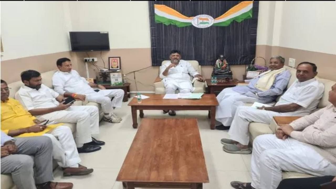 ಸಿದ್ದರಾಮಯ್ಯ, ಡಿಕೆ ಶಿವಕುಮಾರ್ ಬೆಂಬಲಿಗರ ಪೈಪೋಟಿ; 50 ಕ್ಷೇತ್ರಗಳಿಗೆ ಅಂತಿಮಗೊಳ್ಳದ ಕಾಂಗ್ರೆಸ್ ಅಭ್ಯರ್ಥಿಗಳ ಆಯ್ಕೆ ಸಿದ್ದರಾಮಯ್ಯ, ಡಿಕೆ ಶಿವಕುಮಾರ್ ಬೆಂಬಲಿಗರ ಪೈಪೋಟಿ; 50 ಕ್ಷೇತ್ರಗಳಿಗೆ ಅಂತಿಮಗೊಳ್ಳದ ಕಾಂಗ್ರೆಸ್ ಅಭ್ಯರ್ಥಿಗಳ ಆಯ್ಕೆ