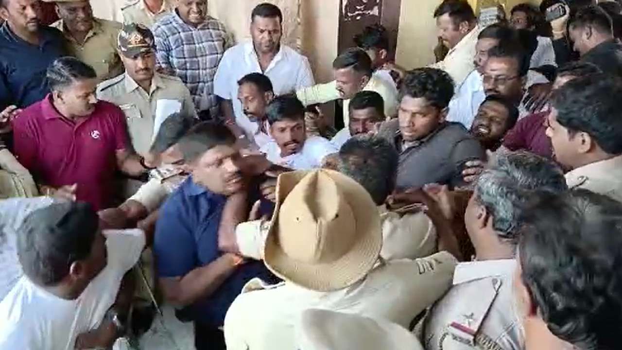 ಹಾಸನ: ಪ್ರಸಾದ ಹಂಚುವ ವಿಚಾರಕ್ಕೆ ಕಾಂಗ್ರೆಸ್-ಜೆಡಿಎಸ್ ಕಾರ್ಯಕರ್ತರ ನಡುವೆ ಗಲಾಟೆ ಹಾಸನ: ಪ್ರಸಾದ ಹಂಚುವ ವಿಚಾರಕ್ಕೆ ಕಾಂಗ್ರೆಸ್-ಜೆಡಿಎಸ್ ಕಾರ್ಯಕರ್ತರ ನಡುವೆ ಗಲಾಟೆ