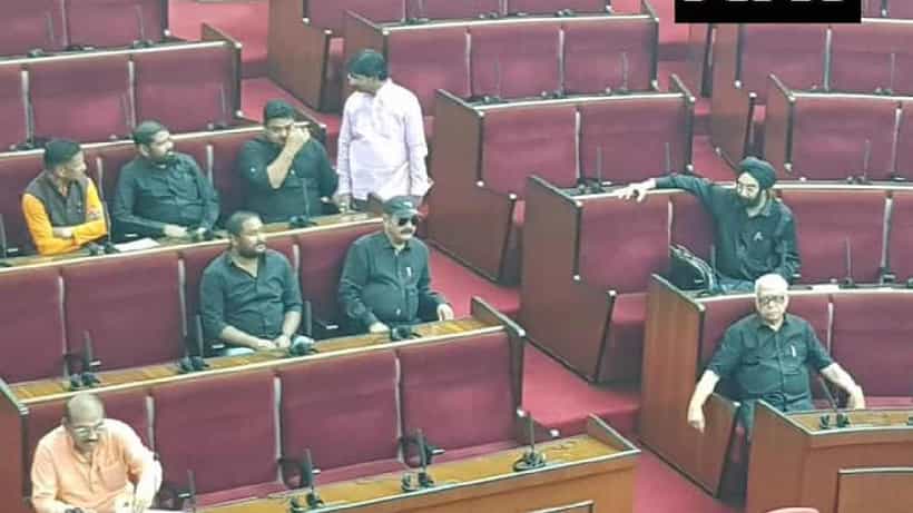Congress Protest: ಸಂಸದ ಸ್ಥಾನದಿಂದ ರಾಹುಲ್ ಅನರ್ಹ: ಸಂಸತ್ನಲ್ಲಿ ಕಪ್ಪು ಬಟ್ಟೆ ಧರಿಸಿ ಕಾಂಗ್ರೆಸ್ ಸಂಸದರಿಂದ ಪ್ರತಿಭಟನೆ