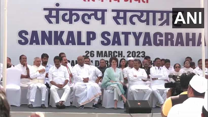 Congress Protest: ಸಂಸದ ಸ್ಥಾನದಿಂದ ರಾಹುಲ್ ಅನರ್ಹ, ರಾಜ್ಘಾಟ್ನಲ್ಲಿ ಮಲ್ಲಿಕಾರ್ಜುನ ಖರ್ಗೆ, ಪ್ರಿಯಾಂಕಾ ಸೇರಿದಂತೆ ಹಲವು ಕಾಂಗ್ರೆಸ್ ನಾಯಕರಿಂದ ಪ್ರತಿಭಟನೆ