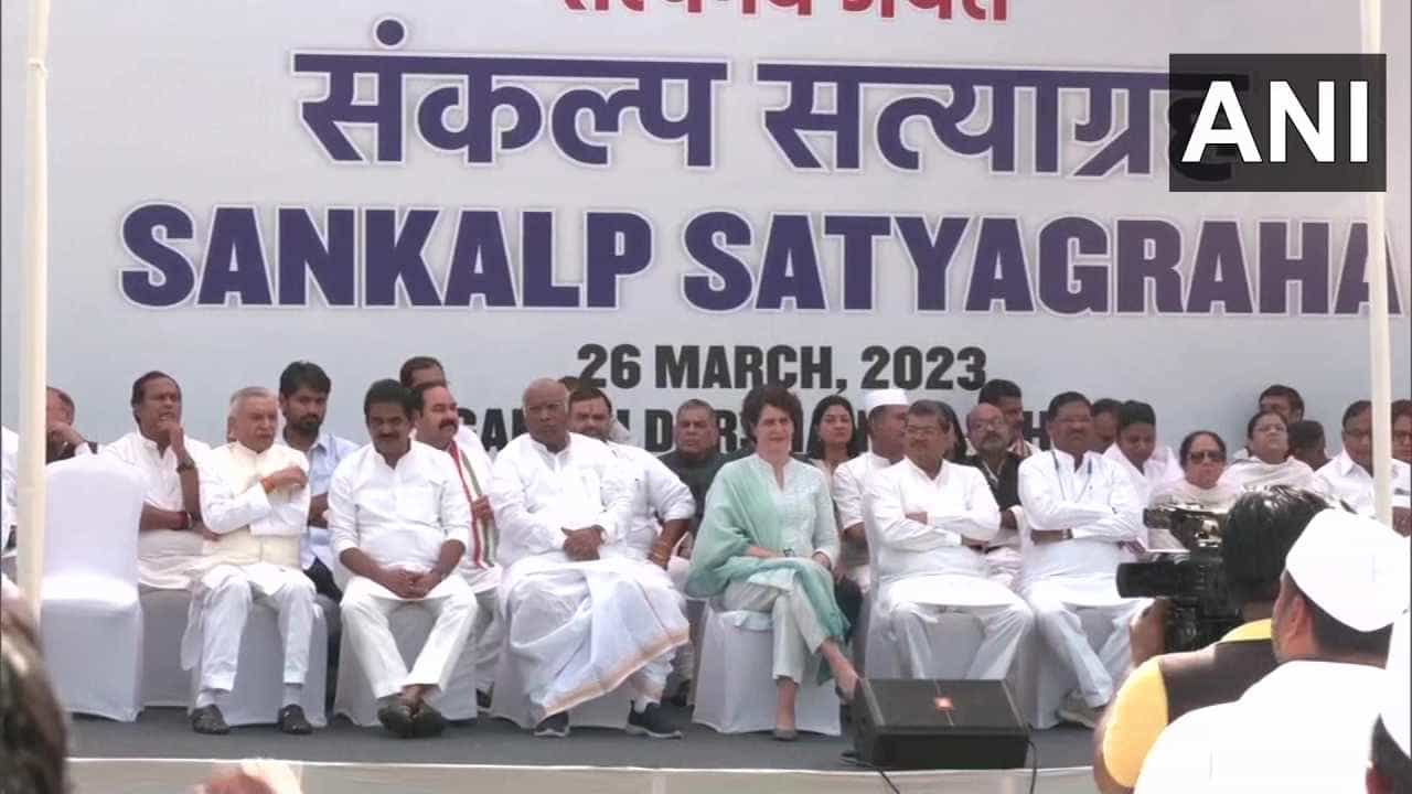 Congress Protest: ಸಂಸದ ಸ್ಥಾನದಿಂದ ರಾಹುಲ್ ಅನರ್ಹ, ರಾಜ್ಘಾಟ್ನಲ್ಲಿ ಮಲ್ಲಿಕಾರ್ಜುನ ಖರ್ಗೆ, ಪ್ರಿಯಾಂಕಾ ಸೇರಿದಂತೆ ಹಲವು ಕಾಂಗ್ರೆಸ್ ನಾಯಕರಿಂದ ಪ್ರತಿಭಟನೆ Congress Protest: ಸಂಸದ ಸ್ಥಾನದಿಂದ ರಾಹುಲ್ ಅನರ್ಹ, ರಾಜ್ಘಾಟ್ನಲ್ಲಿ ಮಲ್ಲಿಕಾರ್ಜುನ ಖರ್ಗೆ, ಪ್ರಿಯಾಂಕಾ ಸೇರಿದಂತೆ ಹಲವು ಕಾಂಗ್ರೆಸ್ ನಾಯಕರಿಂದ ಪ್ರತಿಭಟನೆ