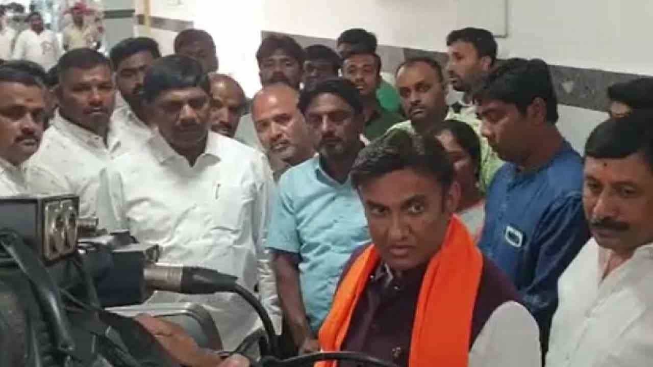 ಚುನಾವಣೆ ಹೊಸ್ತಿಲಲ್ಲಿ ರಾಜಕೀಯ ಕಿಚ್ಚು, ರಾಮನಗರ ಜಿಲ್ಲಾಸ್ಪತ್ರೆ ಉದ್ಘಾಟನೆ ವೇಳೆ ಜೆಡಿಎಸ್-ಬಿಜೆಪಿ ಕಾರ್ಯಕರ್ತರ ನಡುವೆ ಗಲಾಟೆ, ಗುಡುಗಿದ ಡಿಕೆ ಸುರೇಶ್ ಚುನಾವಣೆ ಹೊಸ್ತಿಲಲ್ಲಿ ರಾಜಕೀಯ ಕಿಚ್ಚು, ರಾಮನಗರ ಜಿಲ್ಲಾಸ್ಪತ್ರೆ ಉದ್ಘಾಟನೆ ವೇಳೆ ಜೆಡಿಎಸ್-ಬಿಜೆಪಿ ಕಾರ್ಯಕರ್ತರ ನಡುವೆ ಗಲಾಟೆ, ಗುಡುಗಿದ ಡಿಕೆ ಸುರೇಶ್
