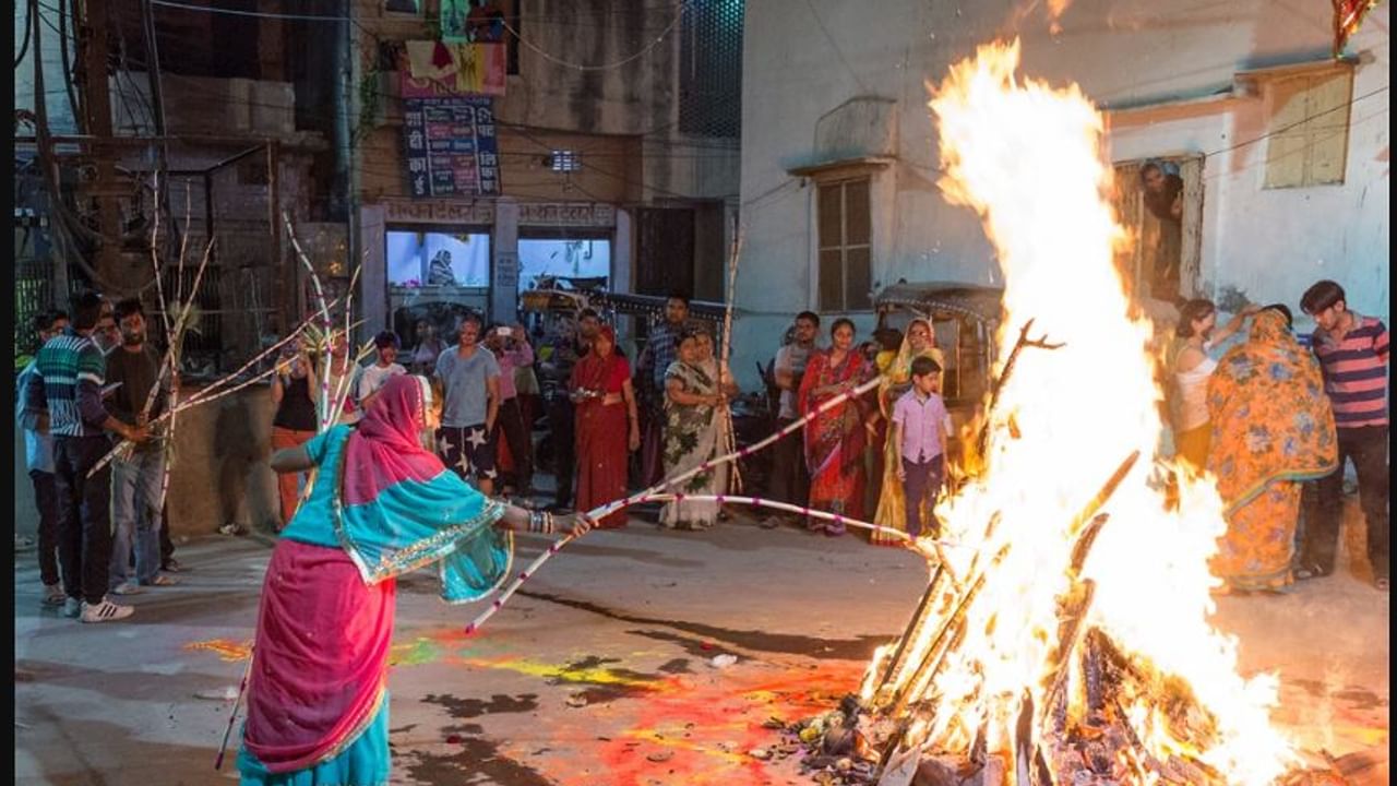 Holi 2023 March 7: ಈ ಬಾರಿ ಹೋಳಿ ದಹನ ಸಮಯದಲ್ಲಿ ರಾಹು ದುಷ್ಪರಿಣಾಮ ಹೆಚ್ಚು! ಅದನ್ನು ತಪ್ಪಿಸಲು ಏನು ಮಾಡಬೇಕು, ಏನು ಮಾಡಬಾರದು, ಇಲ್ಲಿದೆ ಮಾಹಿತಿ Holi 2023 March 7: ಈ ಬಾರಿ ಹೋಳಿ ದಹನ ಸಮಯದಲ್ಲಿ ರಾಹು ದುಷ್ಪರಿಣಾಮ ಹೆಚ್ಚು! ಅದನ್ನು ತಪ್ಪಿಸಲು ಏನು ಮಾಡಬೇಕು, ಏನು ಮಾಡಬಾರದು, ಇಲ್ಲಿದೆ ಮಾಹಿತಿ