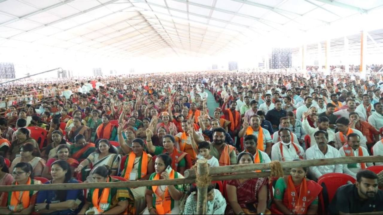 Narendra Modi in Karnataka visits Chikkaballapur Bengaluru inagurated kr puram whitefield metro and bjp maha sangama at Davanagere