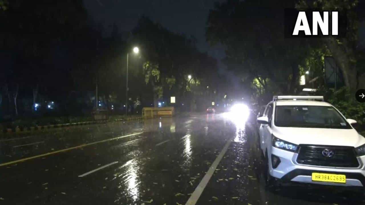 Delhi Rains: ದೆಹಲಿಯಲ್ಲಿ ಭಾರೀ ಮಳೆ; 10 ವಿಮಾನಗಳ ಮಾರ್ಗ ಬದಲಾವಣೆ Delhi Rains: ದೆಹಲಿಯಲ್ಲಿ ಭಾರೀ ಮಳೆ; 10 ವಿಮಾನಗಳ ಮಾರ್ಗ ಬದಲಾವಣೆ
