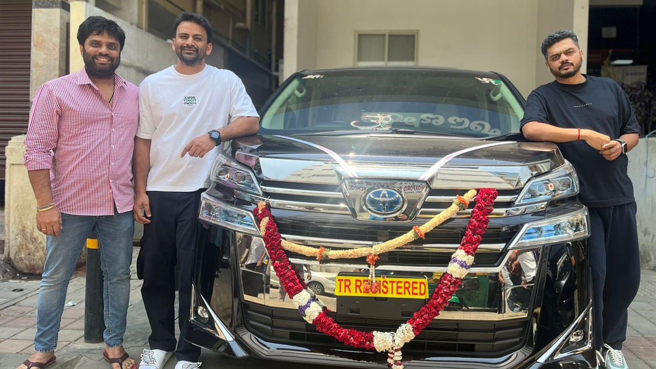 ‘ಹೊಯ್ಸಳ’ ನಿರ್ಮಾಪಕರಿಂದ ಧನಂಜಯ್ಗೆ ಕಾರು ಗಿಫ್ಟ್; ಈ ಕಾರಿನ ಬೆಲೆ 1 ಕೋಟಿ ರೂಪಾಯಿ ‘ಹೊಯ್ಸಳ’ ನಿರ್ಮಾಪಕರಿಂದ ಧನಂಜಯ್ಗೆ ಕಾರು ಗಿಫ್ಟ್; ಈ ಕಾರಿನ ಬೆಲೆ 1 ಕೋಟಿ ರೂಪಾಯಿ