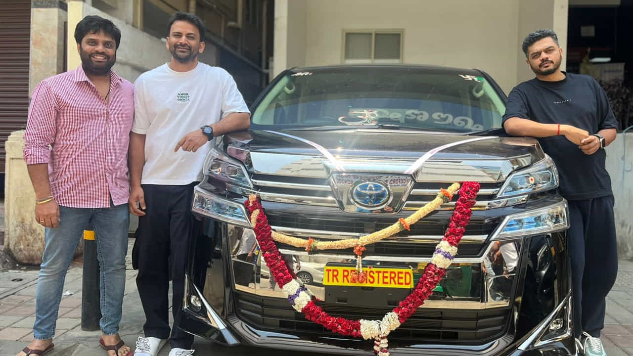 ‘ಹೊಯ್ಸಳ’ ನಿರ್ಮಾಪಕರಿಂದ ಧನಂಜಯ್ಗೆ ಕಾರು ಗಿಫ್ಟ್; ಈ ಕಾರಿನ ಬೆಲೆ 1 ಕೋಟಿ ರೂಪಾಯಿ ‘ಹೊಯ್ಸಳ’ ನಿರ್ಮಾಪಕರಿಂದ ಧನಂಜಯ್ಗೆ ಕಾರು ಗಿಫ್ಟ್; ಈ ಕಾರಿನ ಬೆಲೆ 1 ಕೋಟಿ ರೂಪಾಯಿ