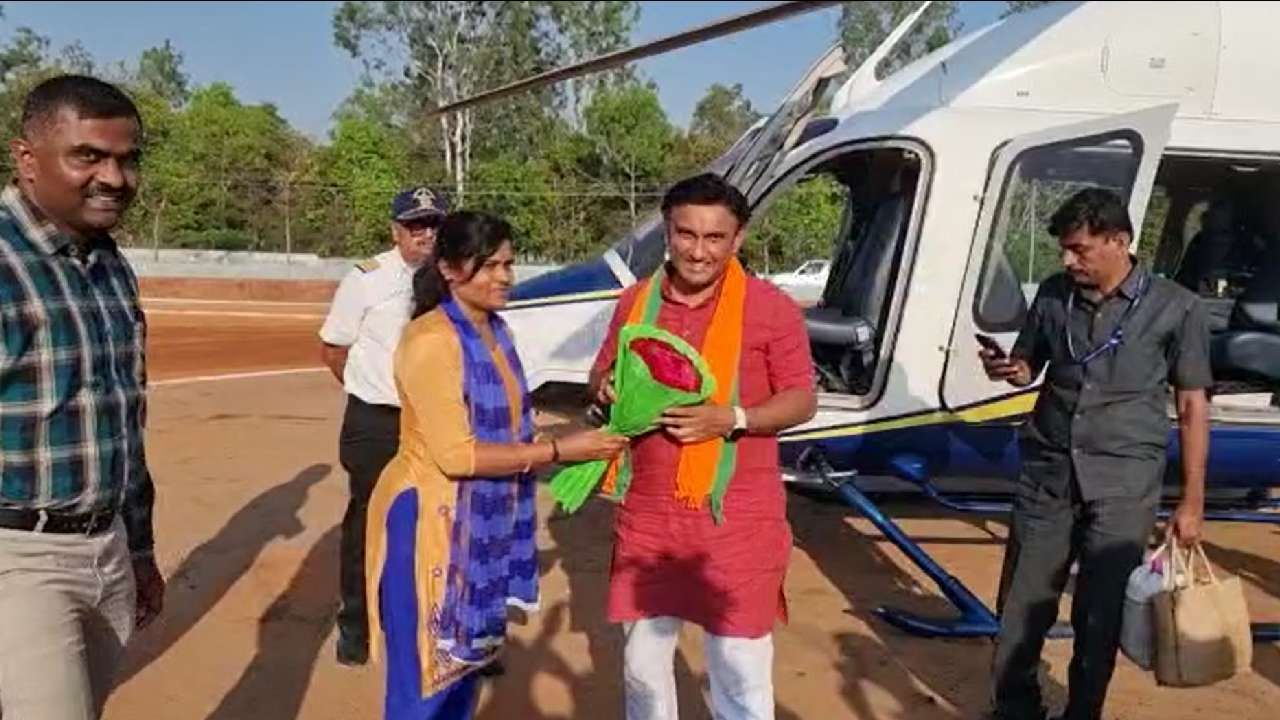 Chelur Taluk: ಹೆಲಿಕಾಪ್ಟರ್ನಲ್ಲಿ ಆಗಮಿಸಿ ನೂತನ ಚೇಳೂರು ತಾಲೂಕು ಕೇಂದ್ರ ಉದ್ಘಾಟಿಸಿದ ಸಚಿವ ಸುಧಾಕರ್ Chelur Taluk: ಹೆಲಿಕಾಪ್ಟರ್ನಲ್ಲಿ ಆಗಮಿಸಿ ನೂತನ ಚೇಳೂರು ತಾಲೂಕು ಕೇಂದ್ರ ಉದ್ಘಾಟಿಸಿದ ಸಚಿವ ಸುಧಾಕರ್