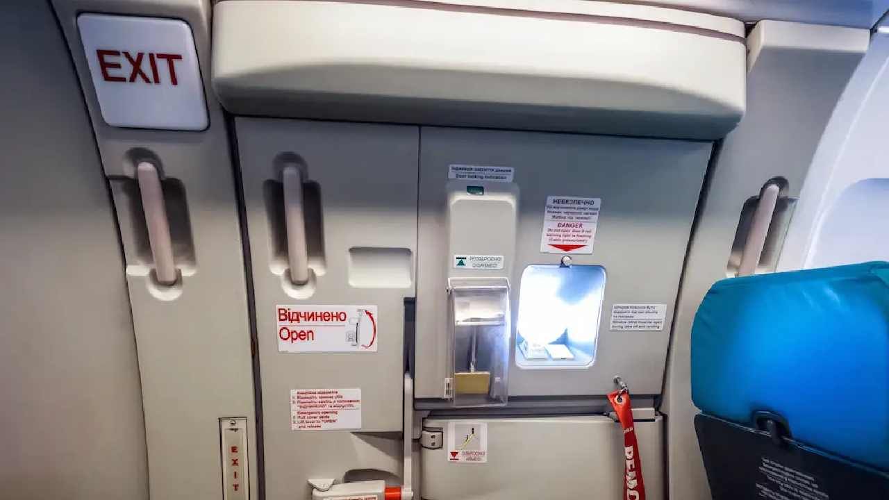 Plane Emergency Exit: ವಿಮಾನದ ತುರ್ತು ನಿರ್ಗಮನ ಬಾಗಿಲು ತೆರೆಯಲು ಪ್ರಯತ್ನಿಸಿದ ಪ್ರಯಾಣಿಕ, ತಡೆಯಲು ಹೋದ ಸಿಬ್ಬಂದಿಗೆ ಚಾಕು ಇರಿತ Plane Emergency Exit: ವಿಮಾನದ ತುರ್ತು ನಿರ್ಗಮನ ಬಾಗಿಲು ತೆರೆಯಲು ಪ್ರಯತ್ನಿಸಿದ ಪ್ರಯಾಣಿಕ, ತಡೆಯಲು ಹೋದ ಸಿಬ್ಬಂದಿಗೆ ಚಾಕು ಇರಿತ