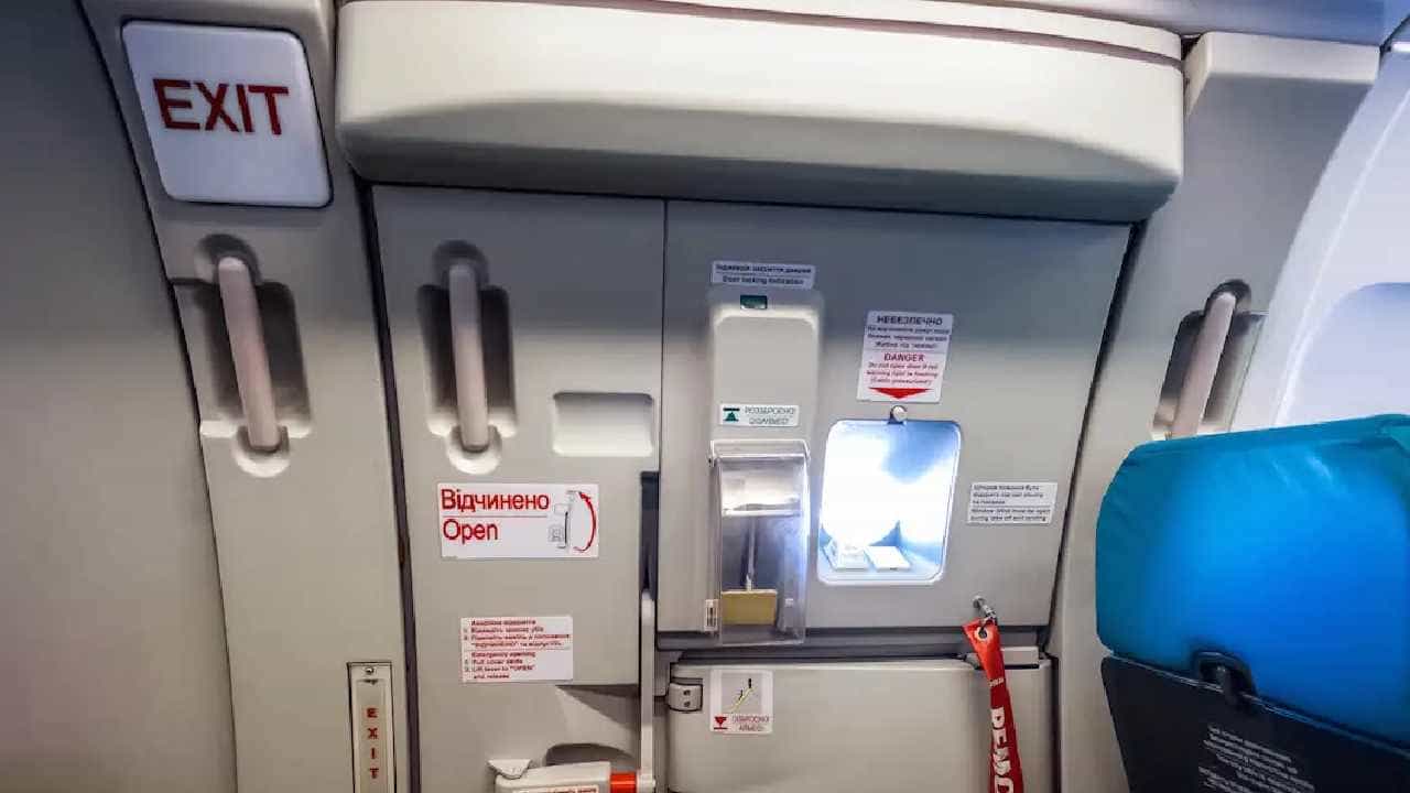 Plane Emergency Exit: ವಿಮಾನದ ತುರ್ತು ನಿರ್ಗಮನ ಬಾಗಿಲು ತೆರೆಯಲು ಪ್ರಯತ್ನಿಸಿದ ಪ್ರಯಾಣಿಕ, ತಡೆಯಲು ಹೋದ ಸಿಬ್ಬಂದಿಗೆ ಚಾಕು ಇರಿತ Plane Emergency Exit: ವಿಮಾನದ ತುರ್ತು ನಿರ್ಗಮನ ಬಾಗಿಲು ತೆರೆಯಲು ಪ್ರಯತ್ನಿಸಿದ ಪ್ರಯಾಣಿಕ, ತಡೆಯಲು ಹೋದ ಸಿಬ್ಬಂದಿಗೆ ಚಾಕು ಇರಿತ