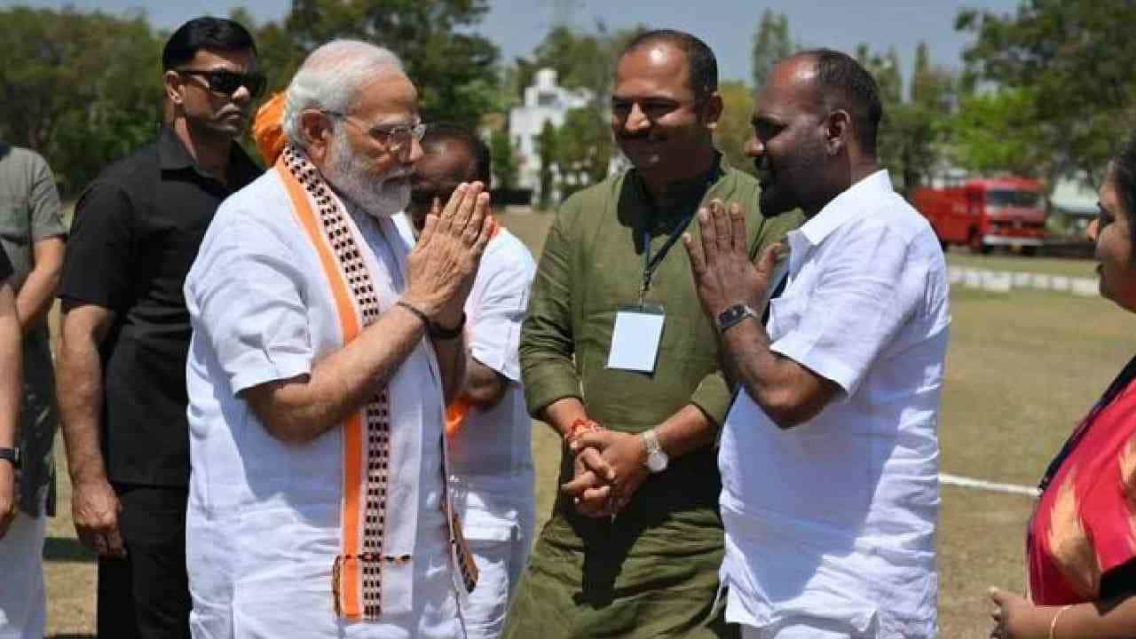 ಮಂಡ್ಯದಲ್ಲಿ ರೌಡಿ ಶೀಟರ್ ಎದುರು ಕೈ ಮುಗಿದು ನಿಂತ ಮೋದಿ: ಫೋಟೋ ವೈರಲ್, ಕಾಂಗ್ರೆಸ್ ವಾಗ್ದಾಳಿ ಮಂಡ್ಯದಲ್ಲಿ ರೌಡಿ ಶೀಟರ್ ಎದುರು ಕೈ ಮುಗಿದು ನಿಂತ ಮೋದಿ: ಫೋಟೋ ವೈರಲ್, ಕಾಂಗ್ರೆಸ್ ವಾಗ್ದಾಳಿ
