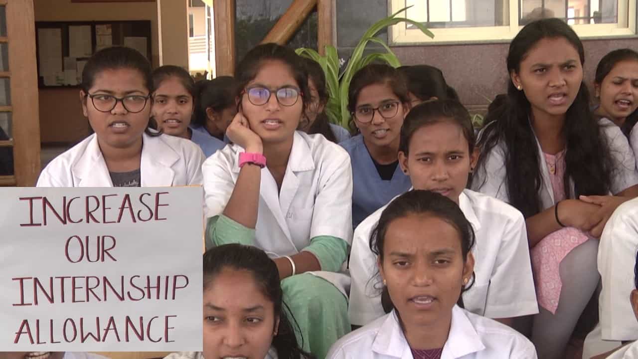 Veterinary Doctors: ಇದು ಕಣ್ಣು, ಕಿವಿ ಇಲ್ಲದ ಸರ್ಕಾರ ಅಂತ ಆಕ್ರೋಶ ಹೊರಹಾಕಿದ ಭಾವಿ ಪಶು ವೈದ್ಯರು! ಯಾಕೆ ಹೀಗೆ? Veterinary Doctors: ಇದು ಕಣ್ಣು, ಕಿವಿ ಇಲ್ಲದ ಸರ್ಕಾರ ಅಂತ ಆಕ್ರೋಶ ಹೊರಹಾಕಿದ ಭಾವಿ ಪಶು ವೈದ್ಯರು! ಯಾಕೆ ಹೀಗೆ?
