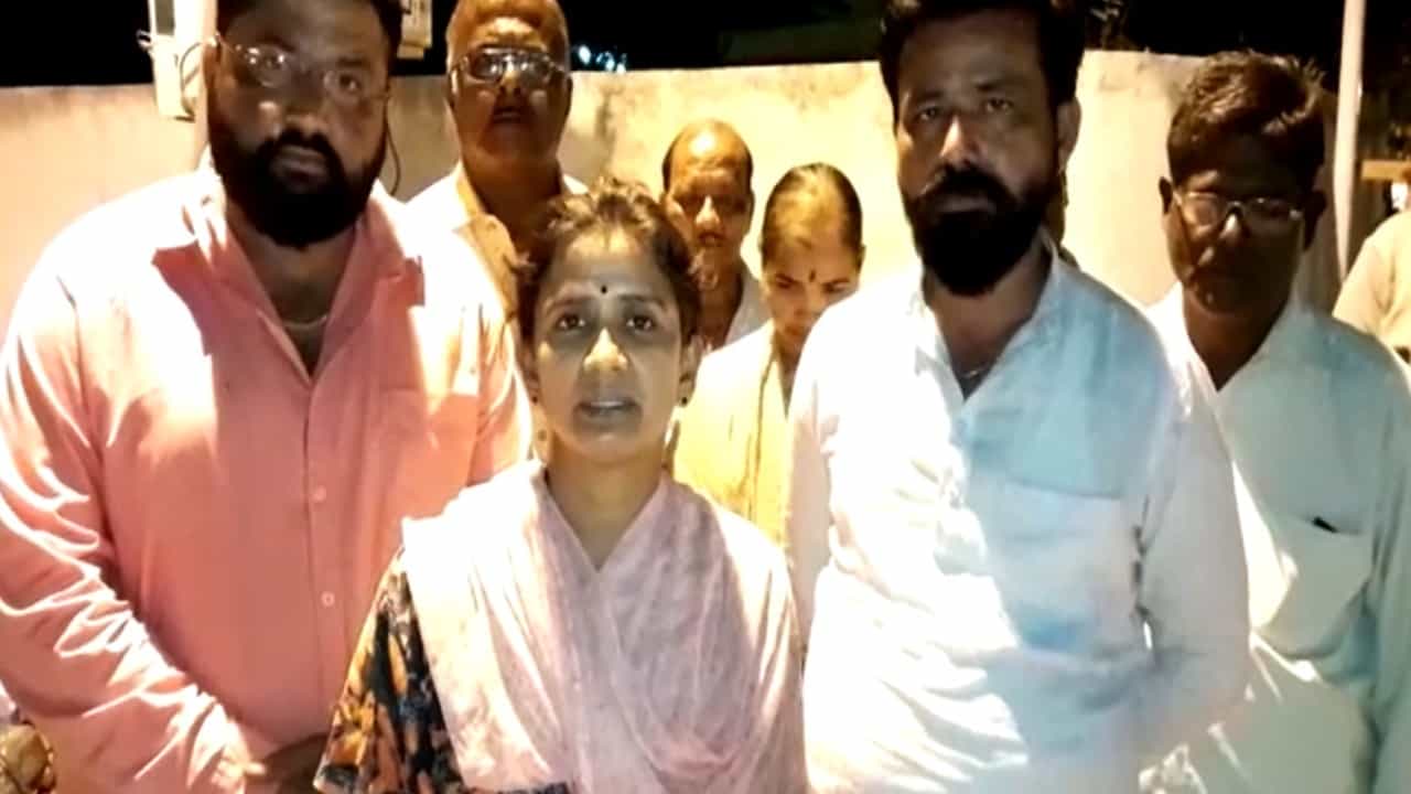ಗದಗ: ಪ್ರಧಾನಿ ಮೋದಿ ಫೋಟೋ ಸ್ಟೇಟಸ್ ಇಟ್ಟಿದ್ದಕ್ಕೆ ಯುವಕನ ಮೇಲೆ ಕಾಂಗ್ರೆಸ್ ಕಾರ್ಯಕರ್ತರ ಹಲ್ಲೆ ಗದಗ: ಪ್ರಧಾನಿ ಮೋದಿ ಫೋಟೋ ಸ್ಟೇಟಸ್ ಇಟ್ಟಿದ್ದಕ್ಕೆ ಯುವಕನ ಮೇಲೆ ಕಾಂಗ್ರೆಸ್ ಕಾರ್ಯಕರ್ತರ ಹಲ್ಲೆ