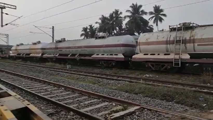 ಮಂಗಳೂರು: ರೈಲಿನಲ್ಲಿ ಸಾಗಿಸುತ್ತಿದ್ದ ಟ್ಯಾಂಕರ್ಗಳಲ್ಲಿ ಗ್ಯಾಸ್ ಸೋರಿಕೆ, ಹಳಿ ಸುತ್ತಮುತ್ತ ಸಾರ್ವಜನಿಕರಿಗೆ ನಿರ್ಬಂಧ
