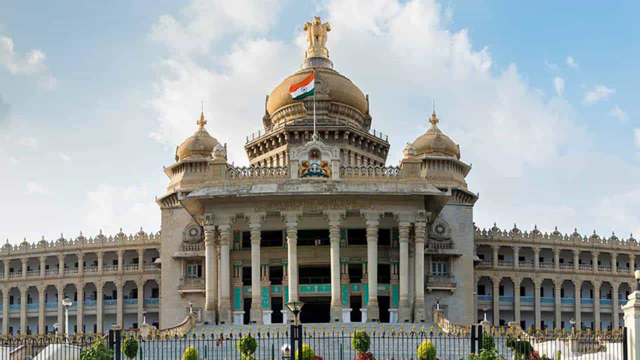 ಗುತ್ತಿಗೆ ನೌಕರರ ವೇತನ ಶೇಕಡಾ 15ರಷ್ಟು ಹೆಚ್ಚಳ ಮಾಡಿ ಸರ್ಕಾರ ಆದೇಶ: ಏ.1ರಿಂದ ಜಾರಿ ಗುತ್ತಿಗೆ ನೌಕರರ ವೇತನ ಶೇಕಡಾ 15ರಷ್ಟು ಹೆಚ್ಚಳ ಮಾಡಿ ಸರ್ಕಾರ ಆದೇಶ: ಏ.1ರಿಂದ ಜಾರಿ