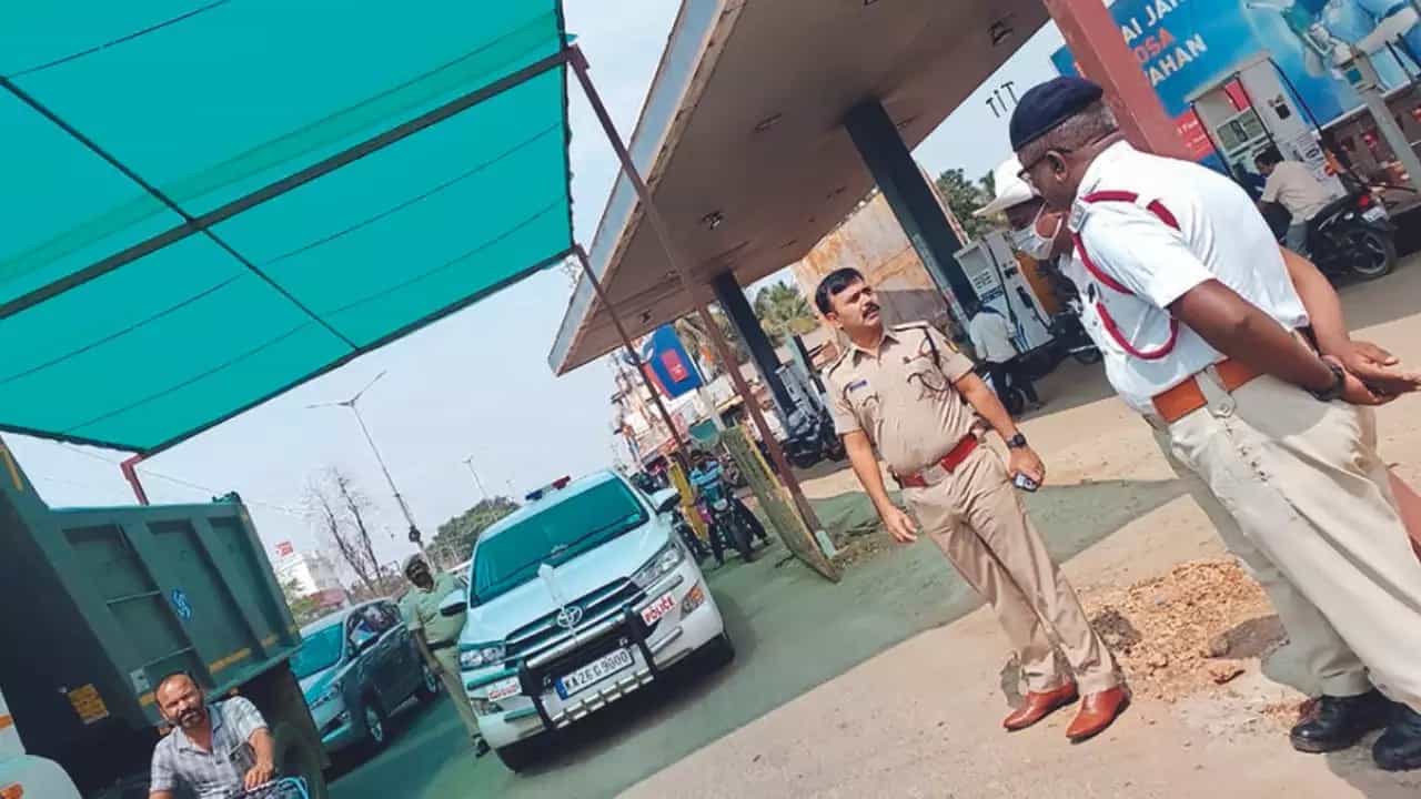 ಬಿಸಿಲ ಝಳ: ಟ್ರಾಫಿಕ್ ಸಿಗ್ನಲ್ಗಳಲ್ಲಿ ಬೈಕ್ ಸವಾರರಿಗೆ ನೆರಳಿನ ವ್ಯವಸ್ಥೆ ಬಿಸಿಲ ಝಳ: ಟ್ರಾಫಿಕ್ ಸಿಗ್ನಲ್ಗಳಲ್ಲಿ ಬೈಕ್ ಸವಾರರಿಗೆ ನೆರಳಿನ ವ್ಯವಸ್ಥೆ