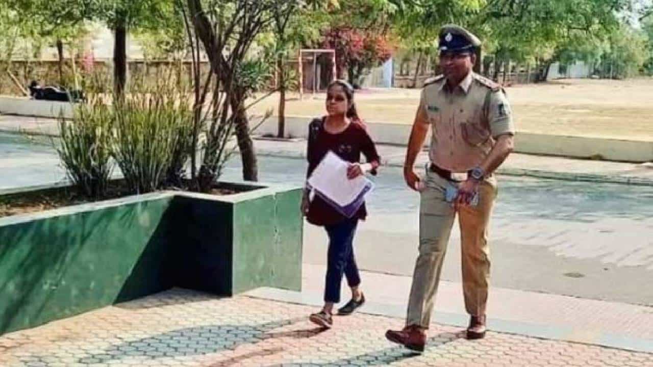 Gujarat: ಮಗಳನ್ನು ತಪ್ಪು ಪರೀಕ್ಷಾ ಕೇಂದ್ರದಲ್ಲಿ ಬಿಟ್ಟ ತಂದೆ; ಮುಂದೇನಾಯ್ತು ಗೊತ್ತಾ? Gujarat: ಮಗಳನ್ನು ತಪ್ಪು ಪರೀಕ್ಷಾ ಕೇಂದ್ರದಲ್ಲಿ ಬಿಟ್ಟ ತಂದೆ; ಮುಂದೇನಾಯ್ತು ಗೊತ್ತಾ?
