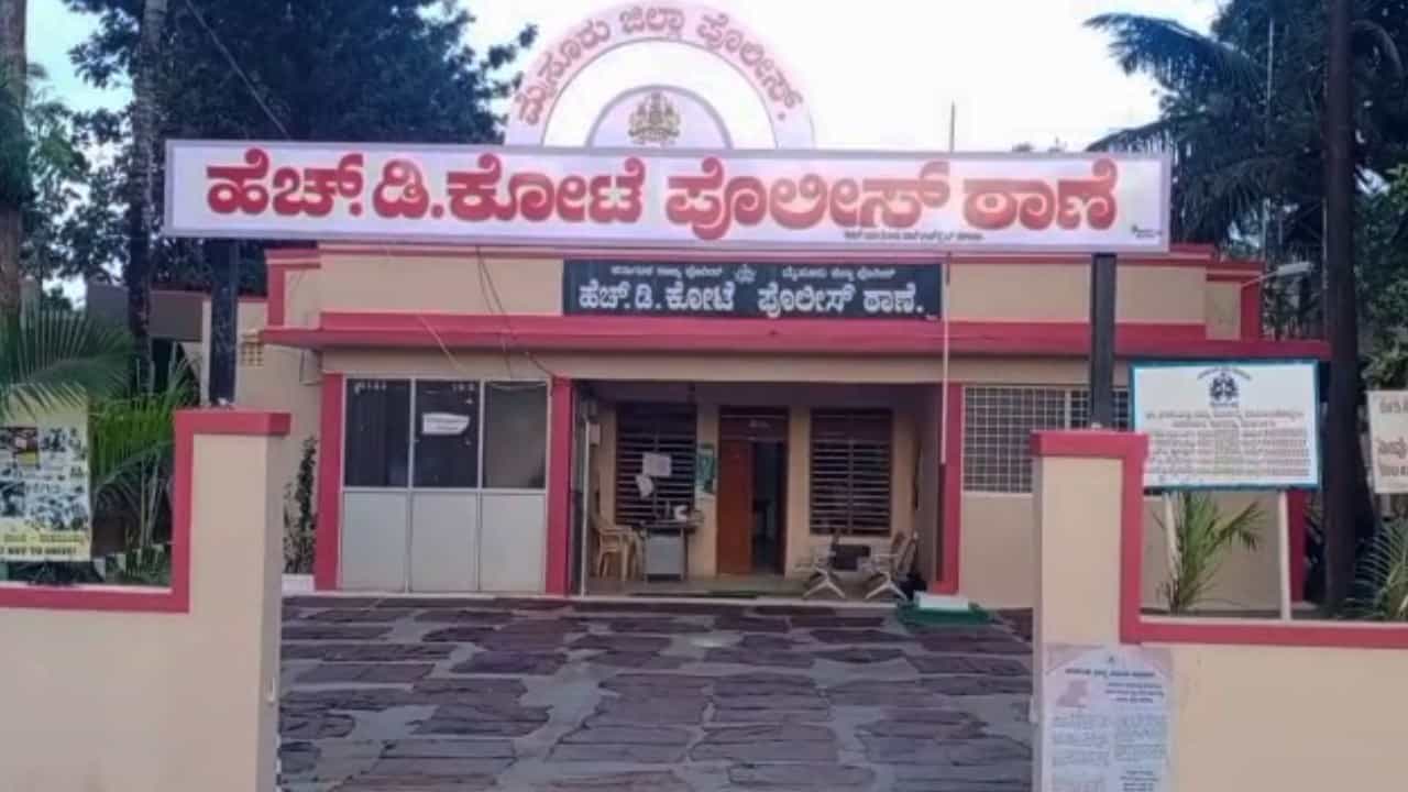 ಗಂಡು ಮಗು ಆಗಿಲ್ಲ ಎಂದು ಪತ್ನಿ ಮೇಲೆ ಮಾರಣಾಂತಿಕ ಹಲ್ಲೆ; ಪತಿ ಅರೆಸ್ಟ್, ತಲೆ ಮರೆಸಿಕೊಂಡಿರುವ ಅತ್ತೆ-ಮಾವ ಗಂಡು ಮಗು ಆಗಿಲ್ಲ ಎಂದು ಪತ್ನಿ ಮೇಲೆ ಮಾರಣಾಂತಿಕ ಹಲ್ಲೆ; ಪತಿ ಅರೆಸ್ಟ್, ತಲೆ ಮರೆಸಿಕೊಂಡಿರುವ ಅತ್ತೆ-ಮಾವ