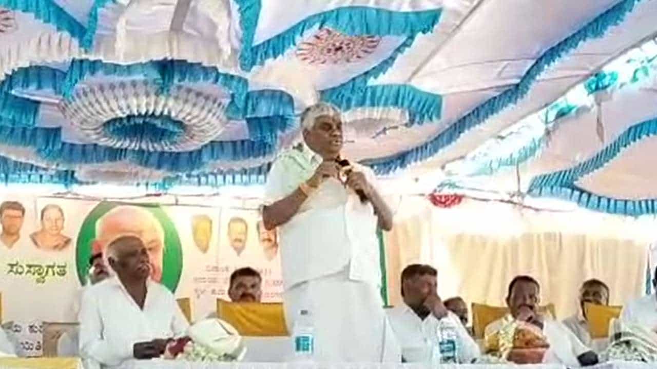 ಕುಡಿದು ಮನೆಗೆ ಬರುವ ಪತಿಗೆ ಹಾಲಿನಲ್ಲಿ ಜಾಪಾಳ ಮಾತ್ರೆ ಹಾಕಿಕೊಡಿ, ಮನೆಯಲ್ಲೇ ಇರುತ್ತಾರೆ: ರೇವಣ್ಣ ವ್ಯಂಗ್ಯ ಕುಡಿದು ಮನೆಗೆ ಬರುವ ಪತಿಗೆ ಹಾಲಿನಲ್ಲಿ ಜಾಪಾಳ ಮಾತ್ರೆ ಹಾಕಿಕೊಡಿ, ಮನೆಯಲ್ಲೇ ಇರುತ್ತಾರೆ: ರೇವಣ್ಣ ವ್ಯಂಗ್ಯ