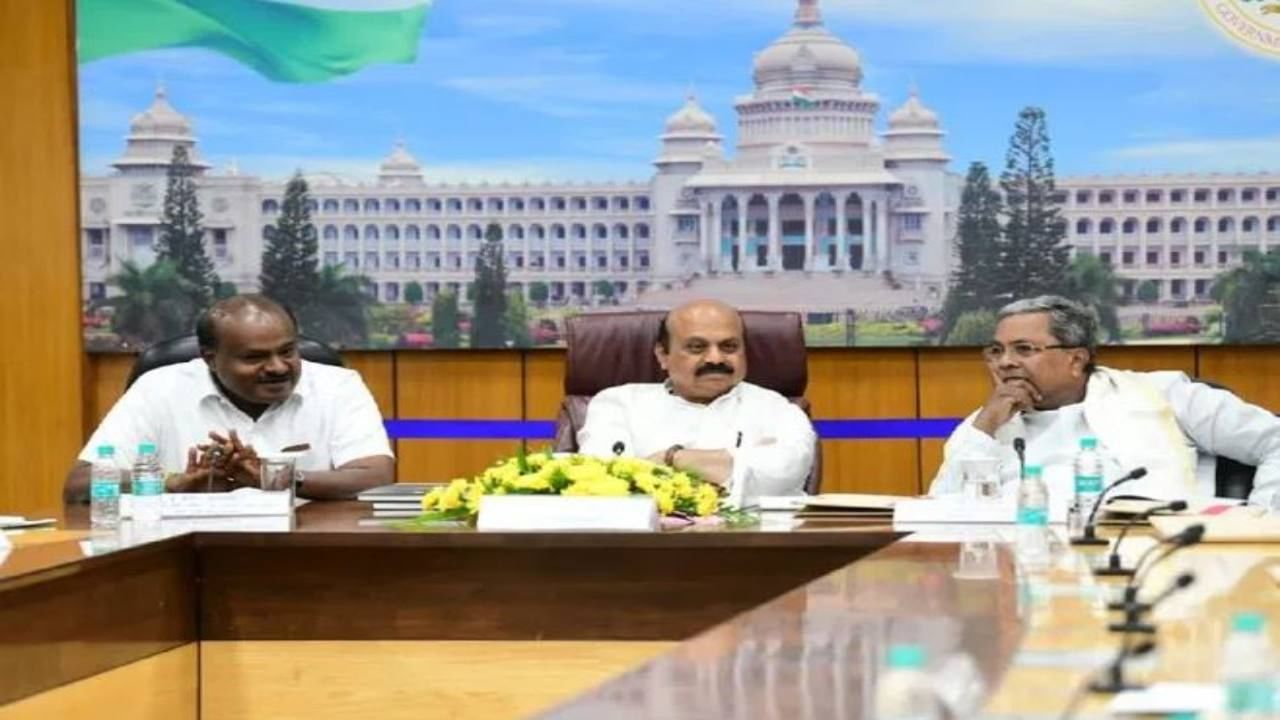 Pre-Poll Survey: ಕಾಂಗ್ರೆಸ್ಗೆ ಸ್ಪಷ್ಟ ಬಹುಮತ, ಹಳೆ ಮೈಸೂರು ಭಾಗದಲ್ಲಿ ಬಿಜೆಪಿ ಪ್ಲಸ್; ಲೋಕ್ ಪೋಲ್ ಸಮೀಕ್ಷೆ Pre-Poll Survey: ಕಾಂಗ್ರೆಸ್ಗೆ ಸ್ಪಷ್ಟ ಬಹುಮತ, ಹಳೆ ಮೈಸೂರು ಭಾಗದಲ್ಲಿ ಬಿಜೆಪಿ ಪ್ಲಸ್; ಲೋಕ್ ಪೋಲ್ ಸಮೀಕ್ಷೆ