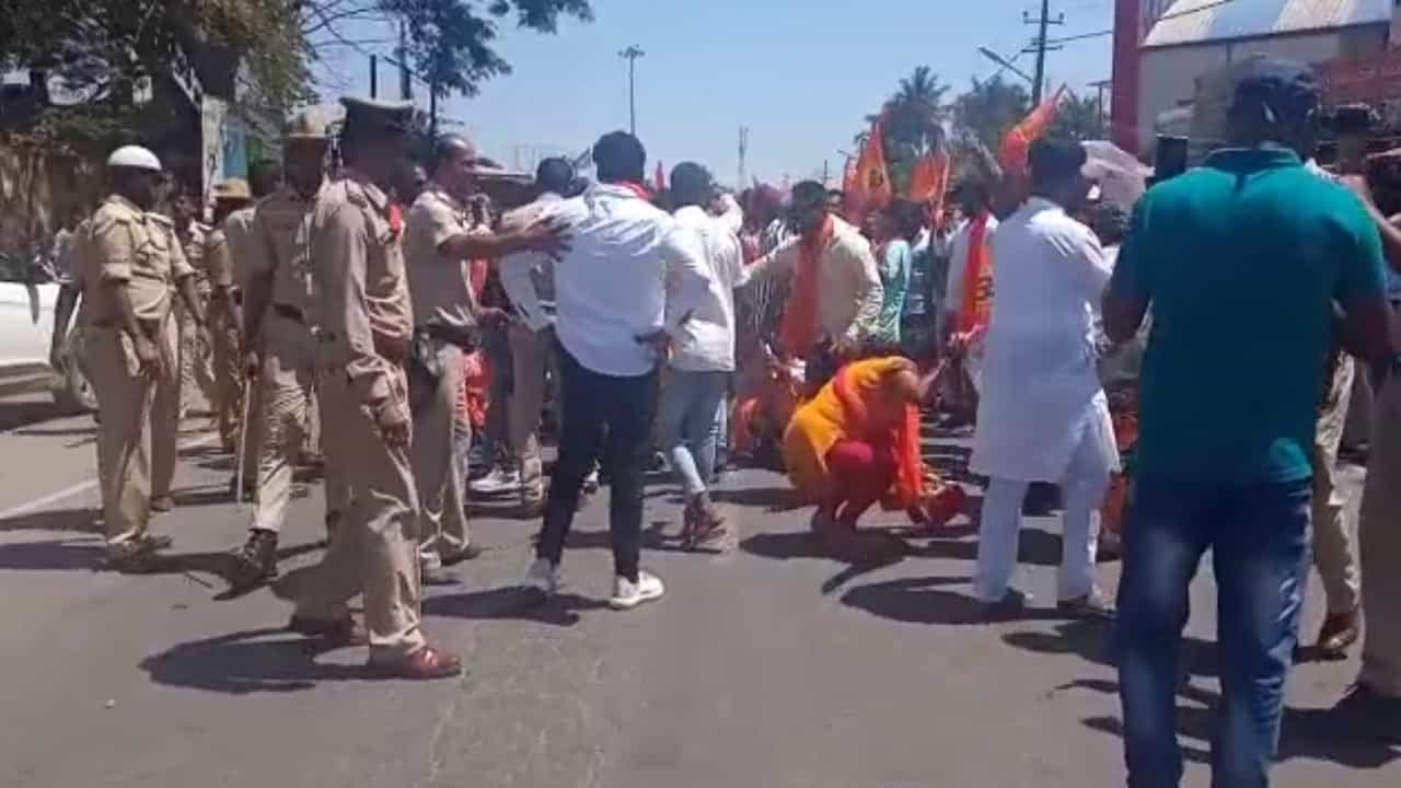 ಬೇಲೂರು ಚನ್ನಕೇಶವ ದೇವಸ್ಥಾನ ರಥೋತ್ಸವಕ್ಕೂ ಮುನ್ನ ಕುರಾನ್ ಪಠಣೆ: ಹೆಚ್ಚಿದ ಹಿಂದೂ ಸಂಘಟನೆಗಳ ಪ್ರತಿಭಟನೆ ಕಿಚ್ಚು ಬೇಲೂರು ಚನ್ನಕೇಶವ ದೇವಸ್ಥಾನ ರಥೋತ್ಸವಕ್ಕೂ ಮುನ್ನ ಕುರಾನ್ ಪಠಣೆ: ಹೆಚ್ಚಿದ ಹಿಂದೂ ಸಂಘಟನೆಗಳ ಪ್ರತಿಭಟನೆ ಕಿಚ್ಚು