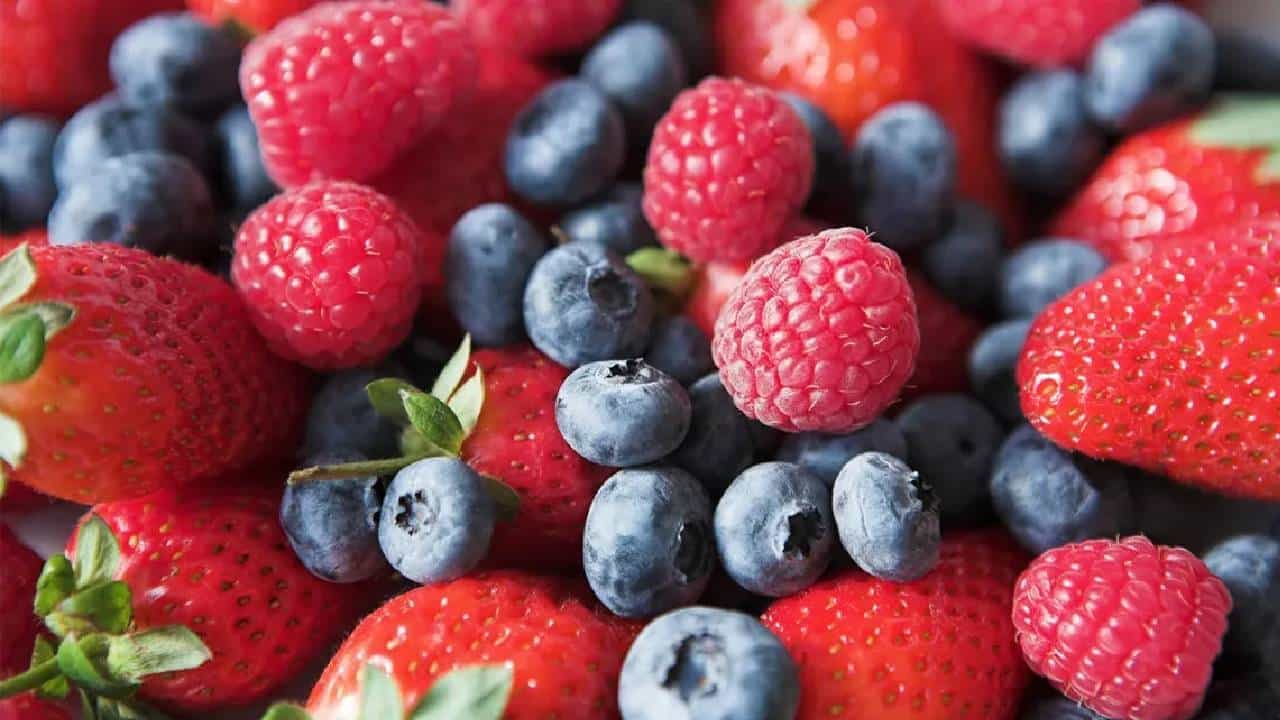 Berry Benefits: ಬೆರಿ ಹಣ್ಣುಗಳಲ್ಲಿ ಅಡಗಿದೆ ಅದ್ಭುತ ಆರೋಗ್ಯ ಪ್ರಯೋಜನಗಳು Berry Benefits: ಬೆರಿ ಹಣ್ಣುಗಳಲ್ಲಿ ಅಡಗಿದೆ ಅದ್ಭುತ ಆರೋಗ್ಯ ಪ್ರಯೋಜನಗಳು