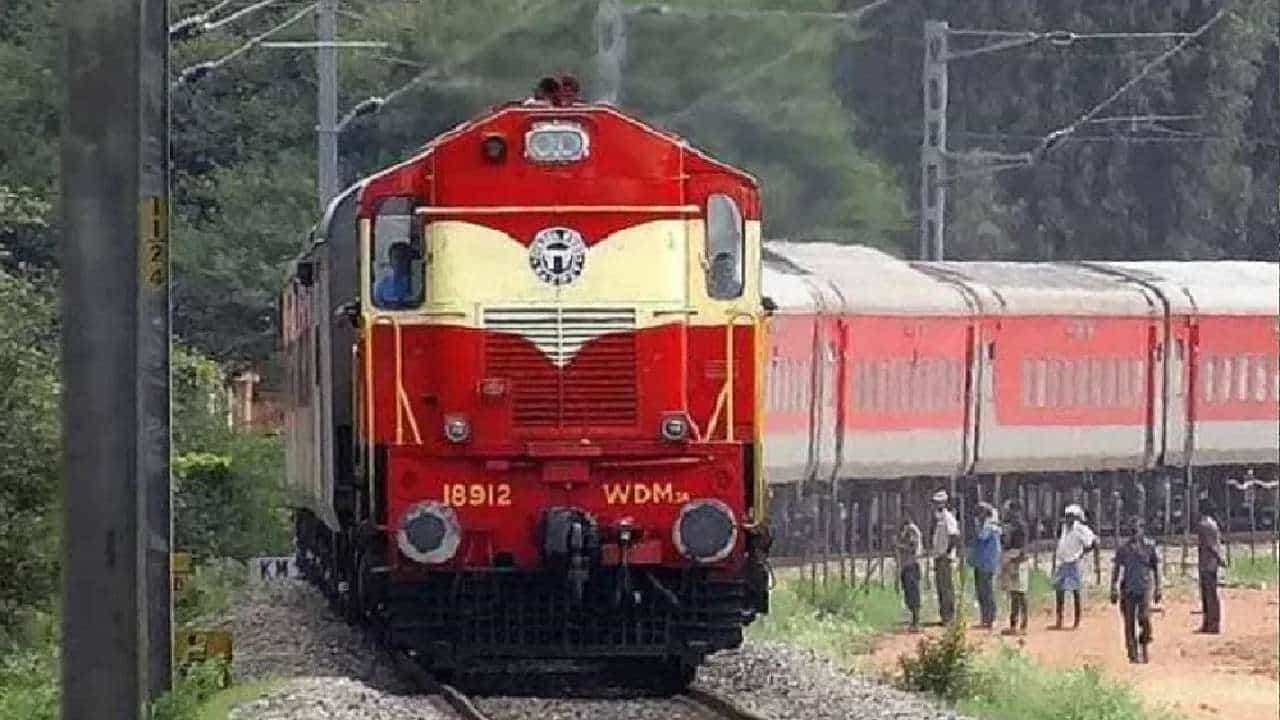 Holi special train 2023: ಹೋಳಿ ಹಬ್ಬದ ಪ್ರಯುಕ್ತ ದೇಶಾದ್ಯಂತ ಸಂಚರಿಸಲಿವೆ 350 ವಿಶೇಷ ರೈಲುಗಳು Holi special train 2023: ಹೋಳಿ ಹಬ್ಬದ ಪ್ರಯುಕ್ತ ದೇಶಾದ್ಯಂತ ಸಂಚರಿಸಲಿವೆ 350 ವಿಶೇಷ ರೈಲುಗಳು