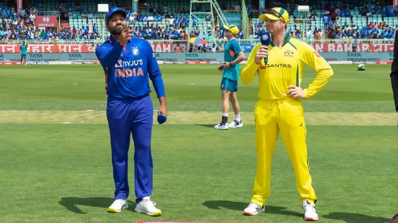 ವಿಶಾಖಪಟ್ಟಣದಲ್ಲಿ ನಡೆದ ಭಾರತದ ವಿರುದ್ಧ 2ನೇ ಏಕದಿನ ಪಂದ್ಯದಲ್ಲಿ ಆಸ್ಟ್ರೇಲಿಯಾ ತಂಡವು ಭರ್ಜರಿ ಜಯ ಸಾಧಿಸಿದೆ. ಟೀಮ್ ಇಂಡಿಯಾ ನೀಡಿದ ಸುಲಭ ಗುರಿಯನ್ನು ಬೆನ್ನತ್ತಿದ ಆಸೀಸ್ ಪಡೆಯು ಕೇವಲ 11 ಓವರ್ಗಳಲ್ಲಿ ಪಂದ್ಯ ಮುಗಿಸಿ ವಿಶೇಷ ದಾಖಲೆಯನ್ನು ಬರೆದಿದೆ.