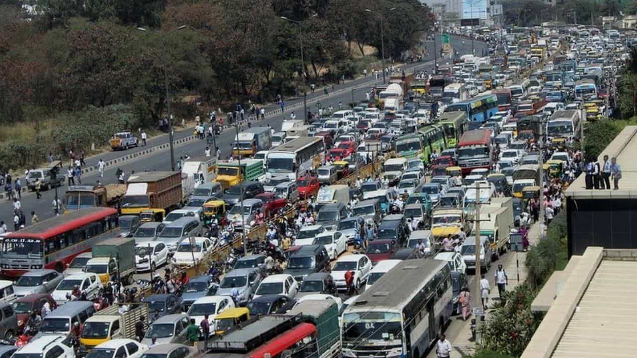 Bengaluru: ಮದ್ವೆಯಾದ ಒಂದೇ ದಿನಕ್ಕೆ ಲವ್ವಿಡವ್ವಿ ಬಯಲು, ಹೆಂಡ್ತಿಗೆ ಹೆದರಿ ಟ್ರಾಫಿಕ್ನಲ್ಲೇ ಕಾರು ಇಳಿದು ಹೋಗಿದ್ದ ಪತಿ ನಾಪತ್ತೆ Bengaluru: ಮದ್ವೆಯಾದ ಒಂದೇ ದಿನಕ್ಕೆ ಲವ್ವಿಡವ್ವಿ ಬಯಲು, ಹೆಂಡ್ತಿಗೆ ಹೆದರಿ ಟ್ರಾಫಿಕ್ನಲ್ಲೇ ಕಾರು ಇಳಿದು ಹೋಗಿದ್ದ ಪತಿ ನಾಪತ್ತೆ