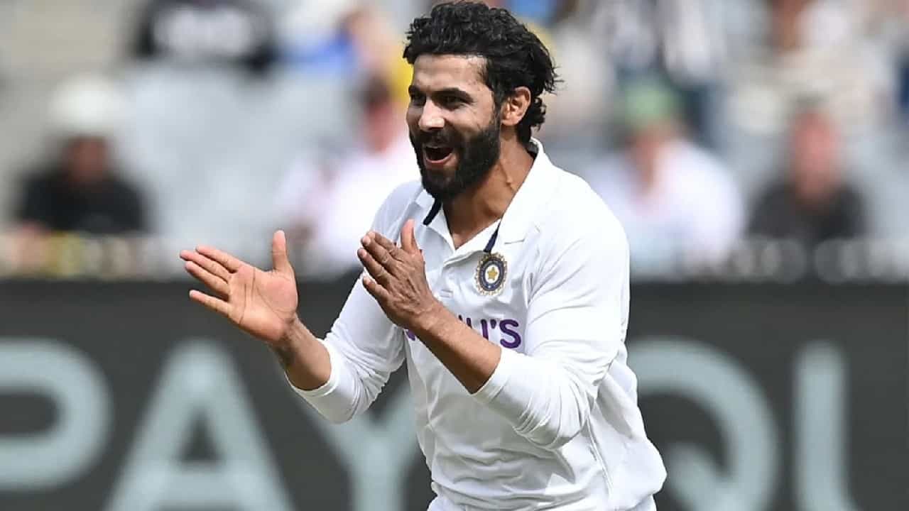 ಇಂದೋರ್ನಲ್ಲಿ ನಡೆಯುತ್ತಿರುವ ಭಾರತ-ಆಸ್ಟ್ರೇಲಿಯಾ ನಡುವಣ 3ನೇ ಟೆಸ್ಟ್ ಪಂದ್ಯದಲ್ಲಿ 1 ವಿಕೆಟ್ ಪಡೆಯುವ ಮೂಲಕ ಟೀಮ್ ಇಂಡಿಯಾ ಆಲ್ರೌಂಡರ್ ರವೀಂದ್ರ ಜಡೇಜಾ ವಿಶೇಷ ದಾಖಲೆ ನಿರ್ಮಿಸಿದ್ದಾರೆ. ಅದು ಮೂಲಕ ಲೆಜೆಂಡ್ ಆಲ್ರೌಂಡರ್ ಕಪಿಲ್ ದೇವ್ ಅವರ ದಾಖಲೆಯನ್ನು ಸರಿಗಟ್ಟುವ ಮೂಲಕ ಎಂಬುದು ವಿಶೇಷ.