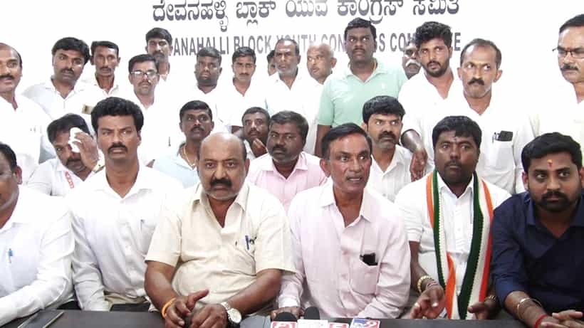 ದೇವನಹಳ್ಳಿ ಕಾಂಗ್ರೆಸ್ನಲ್ಲಿ ಭಿನ್ನಮತ ಸ್ಫೋಟ: ಮುನಿಯಪ್ಪಗೆ ಟಿಕೆಟ್ ನೀಡುವಂತೆ ಒಂದು ಬಣ ಪರ ಮತ್ತೊಂದು ಬಣ ವಿರೋಧ