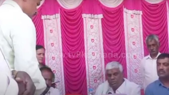 Hassan: ಮತ್ತೊಮ್ಮೆ ಸರ್ಕಾರಿ ಅಧಿಕಾರಿಯೊಬ್ಬರನ್ನು ಸಾರ್ವಜನಿಕವಾಗಿ ನಿಂದಿಸಿದ ಶಾಸಕ ಎಚ್ ಡಿ ರೇವಣ್ಣ Hassan: ಮತ್ತೊಮ್ಮೆ ಸರ್ಕಾರಿ ಅಧಿಕಾರಿಯೊಬ್ಬರನ್ನು ಸಾರ್ವಜನಿಕವಾಗಿ ನಿಂದಿಸಿದ ಶಾಸಕ ಎಚ್ ಡಿ ರೇವಣ್ಣ