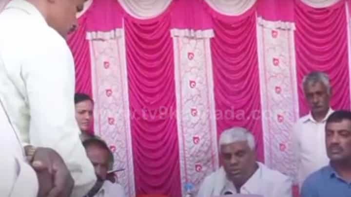 Hassan: ಮತ್ತೊಮ್ಮೆ ಸರ್ಕಾರಿ ಅಧಿಕಾರಿಯೊಬ್ಬರನ್ನು ಸಾರ್ವಜನಿಕವಾಗಿ ನಿಂದಿಸಿದ ಶಾಸಕ ಎಚ್ ಡಿ ರೇವಣ್ಣ Hassan: ಮತ್ತೊಮ್ಮೆ ಸರ್ಕಾರಿ ಅಧಿಕಾರಿಯೊಬ್ಬರನ್ನು ಸಾರ್ವಜನಿಕವಾಗಿ ನಿಂದಿಸಿದ ಶಾಸಕ ಎಚ್ ಡಿ ರೇವಣ್ಣ