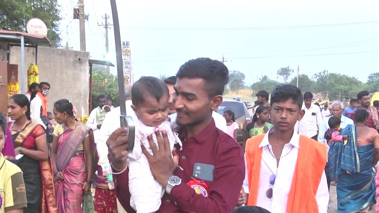 ಹೋಳಿ ಅಂದ್ರೆ ಸಾಕು ಕಾಮದಹನ, ಸಂಭ್ರಮ ಬಣ್ಣದೋಕುಳಿ. ಆದರೆ ಧಾರವಾಡ ತಾಲೂಕಿನ ಈ ಮುಳಮುತ್ತಲ ಗ್ರಾಮವನ್ನ ನೋಡಿ. ಎಲ್ಲೆಡೆ ಹೋಳಿ ಸಂಭ್ರಮ ಮುಗಿಲು ಮುಟ್ಟಿದ್ದರೆ ಈ ಗ್ರಾಮದಲ್ಲಿ ಮಾತ್ರ ಆಯುಧಗಳ ಸಂಗಮ. ಹೌದು, ಹೋಳಿ ದಿನ ಈ ಗ್ರಾಮದಲ್ಲೊಂದು ವಿಶಿಷ್ಟ ಸಂಪ್ರದಾಯವೊಂದನ್ನ ಆಚರಿಸಿಕೊಂಡು ಬರಲಾಗುತ್ತಿದೆ. 