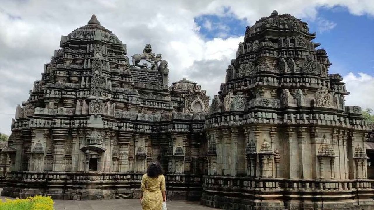 ಕೇದಾರೇಶ್ವರ ದೇವಸ್ಥಾನ (ಬಲ್ಲಿಗಾವಿ): ಇಲ್ಲಿ ಶಿವ ವಿಷ್ಣು ದೇವಾಲಯವನ್ನು ವಿಶಿಷ್ಟವಾದ ಹೊಯ್ಸಳ ವಾಸ್ತುಶಿಲ್ಪ ಶೈಲಿಯಲ್ಲಿ ಸಾಬೂನು ಕಲ್ಲು ಬಳಸಿ ನಿರ್ಮಿಸಲಾಗಿದೆ. ದೇವಾಲಯವು ತ್ರಿಕೂಟ ಶೈಲಿಯಲ್ಲಿದ್ದು ಪೂರ್ವ, ಉತ್ತರ ಮತ್ತು ದಕ್ಷಿಣಕ್ಕೆ ಎದುರಾಗಿವೆ. ಪಶ್ಚಿಮ ದೇಗುಲವು ಸಭಾಮಂಟಪವನ್ನು ಹೊಂದಿದ್ದು ಅಲ್ಲಿನ ಇತರ ಎರಡು ದೇವಾಲಯಗಳು "ಅರ್ಧ ಸಭಾಂಗಣ" ಹೊಂದಿವೆ.(ಚಿತ್ರ: Vertigo_Warrior/Twitter)