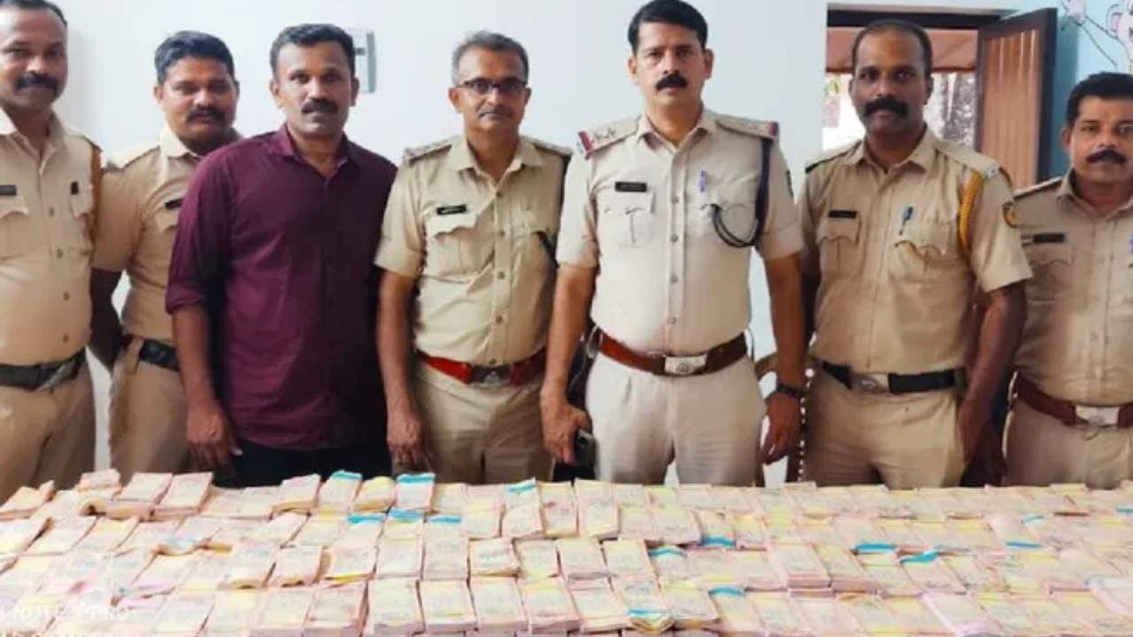 Kasaragod: ಖಾಲಿ ಮನೆಯೊಂದರಲ್ಲಿ ಭಾರೀ ಪ್ರಮಾಣದ ನಕಲಿ ನೋಟುಗಳನ್ನು ವಶಕ್ಕೆ ಪಡೆದ ಕೇರಳ ಪೊಲೀಸ್ Kasaragod: ಖಾಲಿ ಮನೆಯೊಂದರಲ್ಲಿ ಭಾರೀ ಪ್ರಮಾಣದ ನಕಲಿ ನೋಟುಗಳನ್ನು ವಶಕ್ಕೆ ಪಡೆದ ಕೇರಳ ಪೊಲೀಸ್