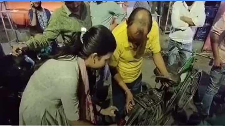 Unique Social Service: ಲಖನೌ ನಗರದಲ್ಲಿ ಸೈಕಲ್ ಸವಾರರನ್ನು ಅಪಘಾತಗಳಿಂದ ರಕ್ಷಿಸಲು 22ರ ಯುವತಿ ಕೈಗೆತ್ತಿಕೊಂಡಿರುವ ಗುರಿ ಅದ್ವಿತೀಯ! Unique Social Service: ಲಖನೌ ನಗರದಲ್ಲಿ ಸೈಕಲ್ ಸವಾರರನ್ನು ಅಪಘಾತಗಳಿಂದ ರಕ್ಷಿಸಲು 22ರ ಯುವತಿ ಕೈಗೆತ್ತಿಕೊಂಡಿರುವ ಗುರಿ ಅದ್ವಿತೀಯ!