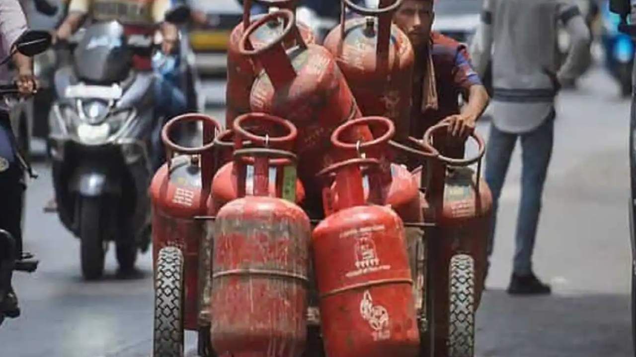 LPG ಸಿಲಿಂಡರ್​ ಬೆಲೆ ಏರಿಕೆಗೆ ಹೋಟೆಲ್ ಮಾಲೀಕರಿಂದ ವಿರೋಧ: ಸದ್ಯಕ್ಕಿಲ್ಲ ಹೋಟೆಲ್​ ತಿಂಡಿ ಬೆಲೆ ಹೆಚ್ಚಳ