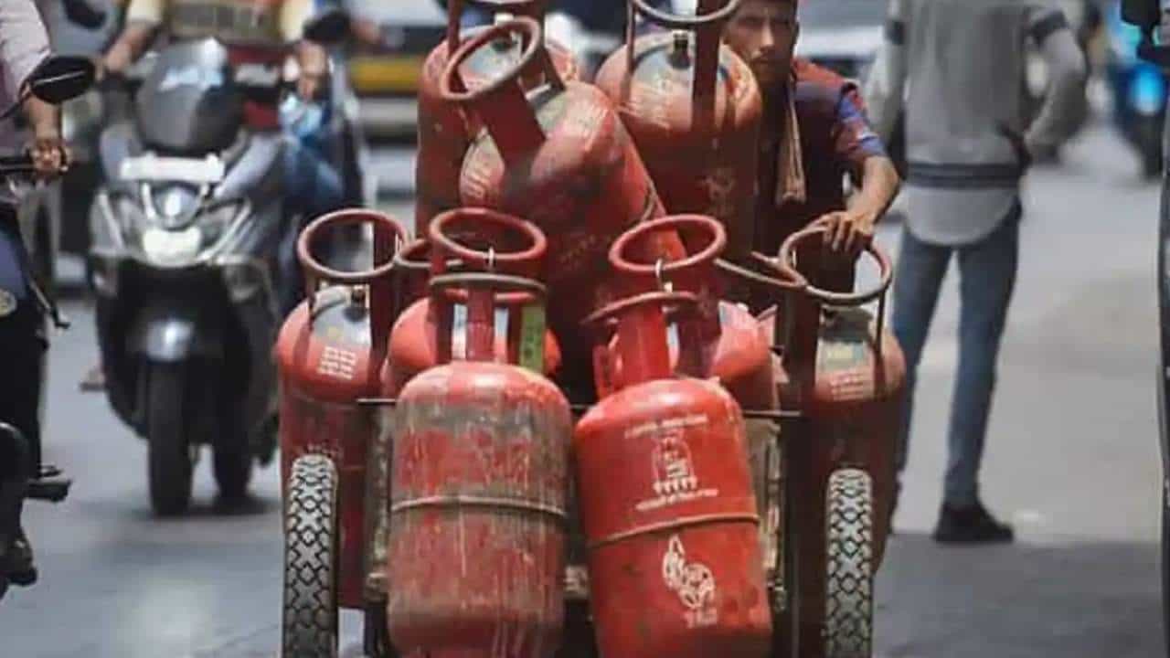LPG ಸಿಲಿಂಡರ್ ಬೆಲೆ ಏರಿಕೆಗೆ ಹೋಟೆಲ್ ಮಾಲೀಕರಿಂದ ವಿರೋಧ: ಸದ್ಯಕ್ಕಿಲ್ಲ ಹೋಟೆಲ್ ತಿಂಡಿ ಬೆಲೆ ಹೆಚ್ಚಳ LPG ಸಿಲಿಂಡರ್ ಬೆಲೆ ಏರಿಕೆಗೆ ಹೋಟೆಲ್ ಮಾಲೀಕರಿಂದ ವಿರೋಧ: ಸದ್ಯಕ್ಕಿಲ್ಲ ಹೋಟೆಲ್ ತಿಂಡಿ ಬೆಲೆ ಹೆಚ್ಚಳ