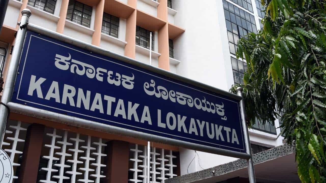 ಲಂಚ ಸ್ವೀಕರಿಸುತ್ತಿದ್ದ ವೇಳೆ ಲೋಕಾಯುಕ್ತ ಬಲೆಗೆ ಬಿದ್ದ ಬೆಸ್ಕಾಂ ಎಕ್ಸಿಕ್ಯೂಟಿವ್ ಆಫೀಸರ್ ಲಂಚ ಸ್ವೀಕರಿಸುತ್ತಿದ್ದ ವೇಳೆ ಲೋಕಾಯುಕ್ತ ಬಲೆಗೆ ಬಿದ್ದ ಬೆಸ್ಕಾಂ ಎಕ್ಸಿಕ್ಯೂಟಿವ್ ಆಫೀಸರ್