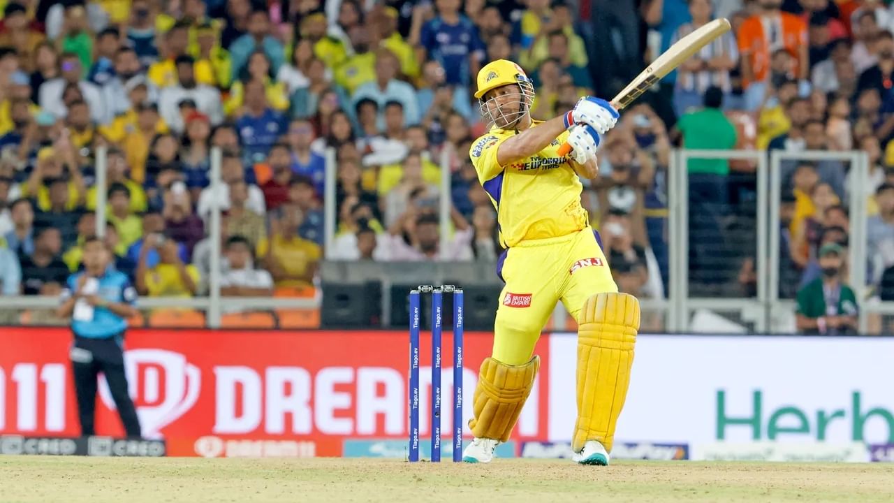 IPL 2023: ಗುಜರಾತ್ ಟೈಟಾನ್ಸ್ ವಿರುದ್ಧದ ಪಂದ್ಯದಲ್ಲಿ ಭರ್ಜರಿ ಸಿಕ್ಸ್ ಸಿಡಿಸುವ ಮೂಲಕ ಮಹೇಂದ್ರ ಸಿಂಗ್ ಧೋನಿ ಐಪಿಎಲ್​ನಲ್ಲಿ ವಿಶೇಷ ದಾಖಲೆ ನಿರ್ಮಿಸಿದ್ದಾರೆ. ಅಲ್ಲದೆ ಈ ದಾಖಲೆ ಬರೆದ ಸಿಎಸ್​ಕೆ ತಂಡದ ಮೊದಲ ಬ್ಯಾಟರ್ ಎನಿಸಿಕೊಂಡಿದ್ದಾರೆ.